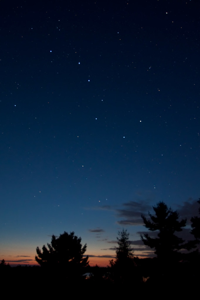 Big Dipper in Ursa Major 大熊星座里的北斗七星 by Roaming the World