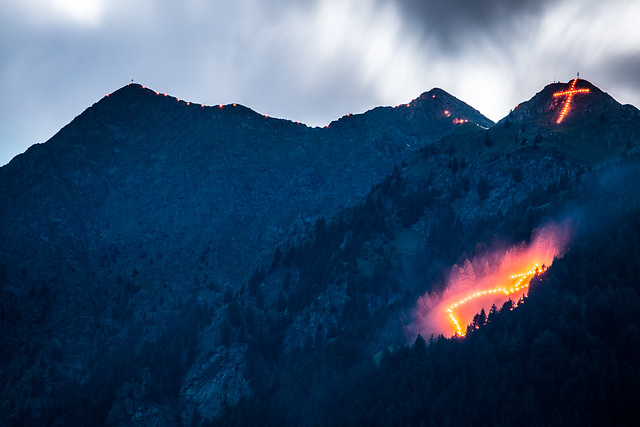 Herz-Jesu-Feuer in den Südtiroler Alpen