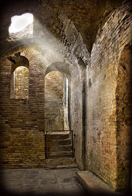 Ray of light by Zú. Roman ruins in Seville