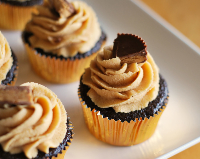 Chocolate Cupcakes with Peanut Butter Frosting - light and fluffy chocolate cupcakes topped with peanut butter cream cheese frosting. Like a Reese's cup as a cupcake! 