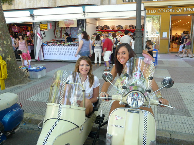Chicas guapas en una Vespa con sidecar - Xàtiva - Valencia