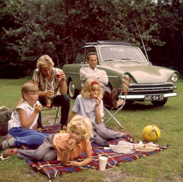 Gezin picknickt naast hun DAF / Dutch family having a picnic