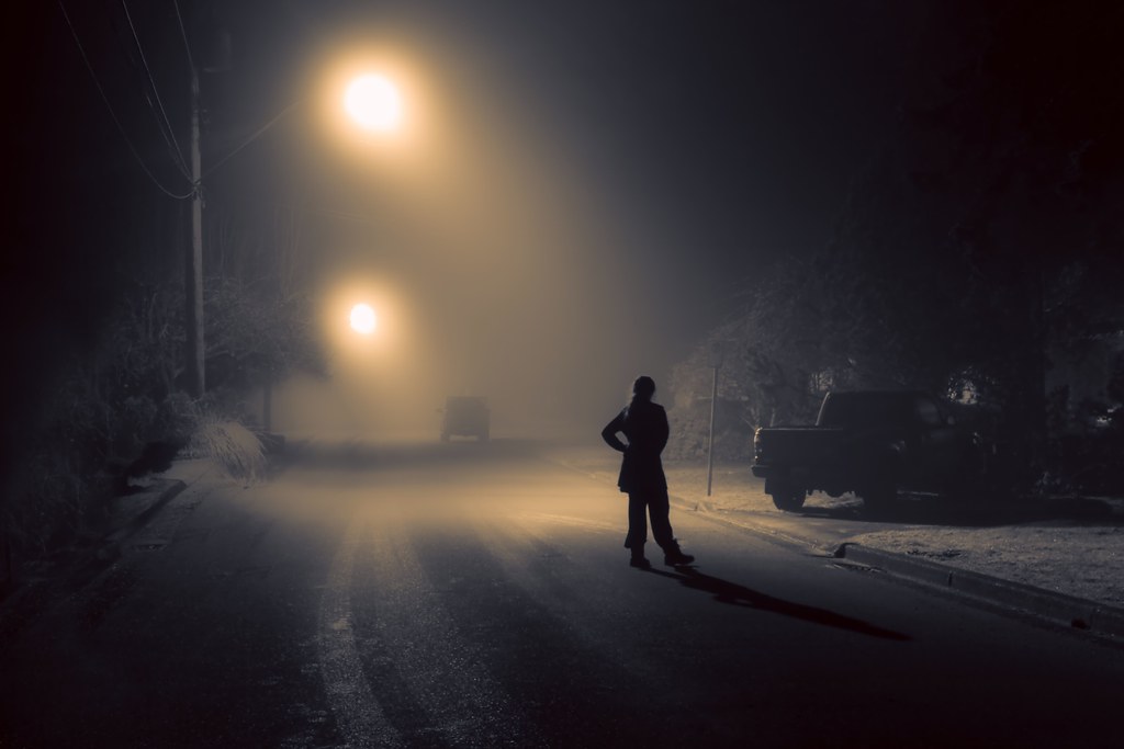 Оделась туманом. Зимний туман в городе. Человек на ночной дороге. Человек на дороге ночью. Человек зима ночь.