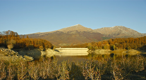 Diga by RossoGialloBianco, La diga che trattiene le acque del lago di Scandarello.autumn sunset italy lake lago italia tramonto