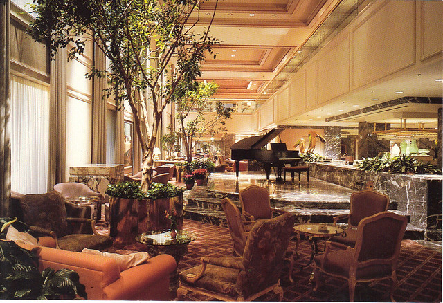 Great American Crossing 1995: The Atrium Lounge in our hotel the Chicago Hilton and Towers