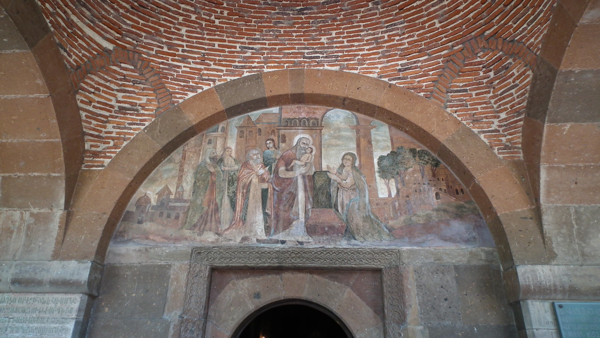 Echmiadzin pintura mural en portada de entrada exterior Iglesia Santa Gayane Armenia Patrimonio de la Humanidad Unesco 08