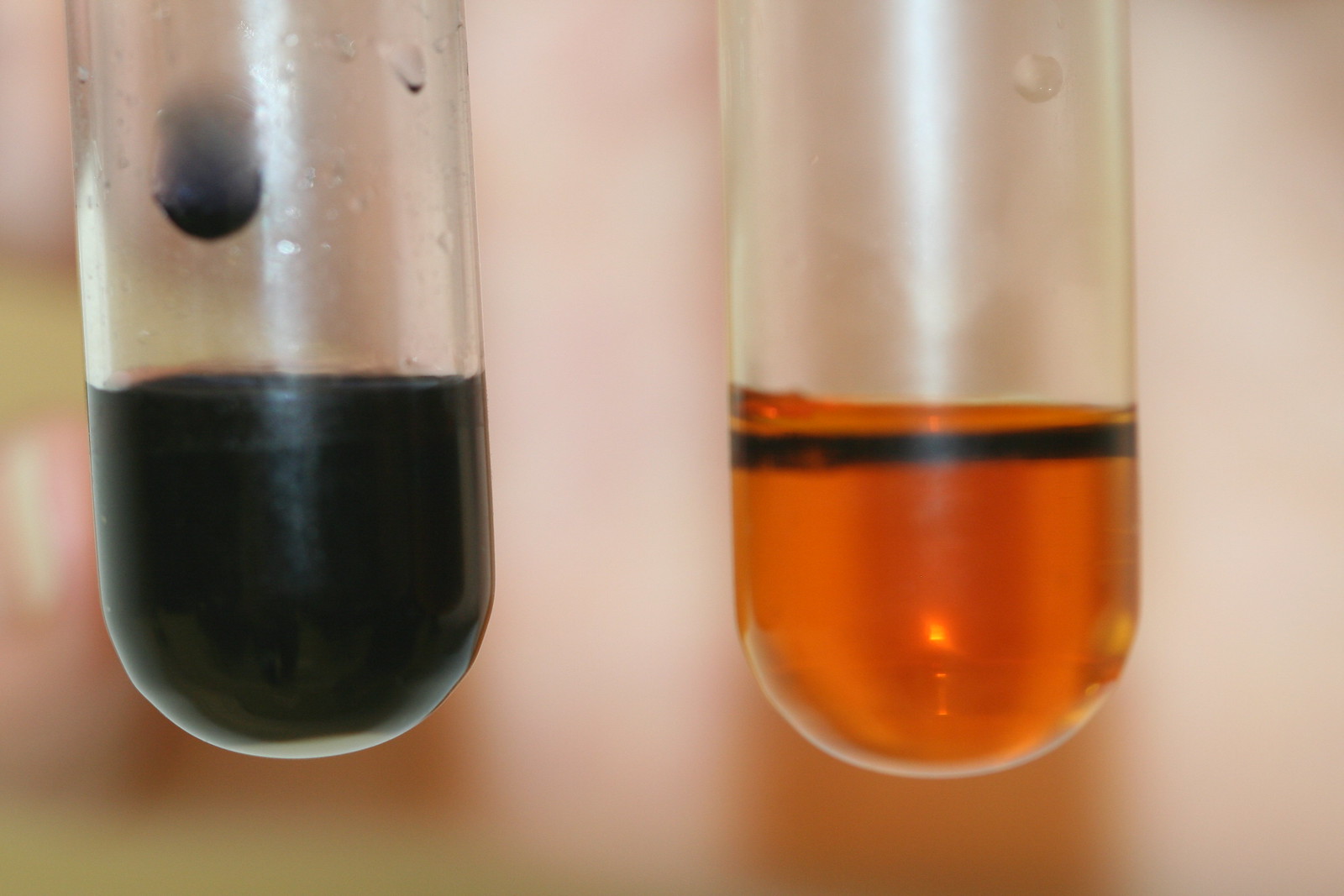 Анализ мочи на йод. Раствор йода в пробирке. Цветные реакции на дубильные вещества. Пробирка с раствором. Раствор йода в воде цвет.