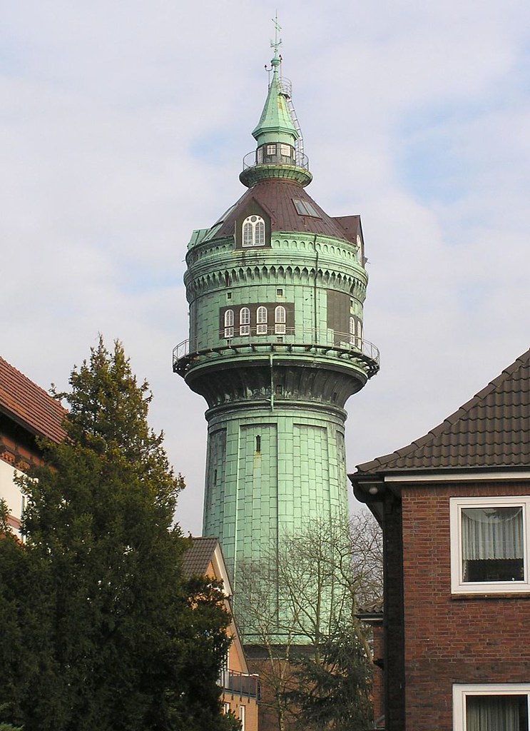 P2030034 Wasserturm in Hamburg Lokstedt zwischen den Dächern Lokstedter Wohnhäuser.