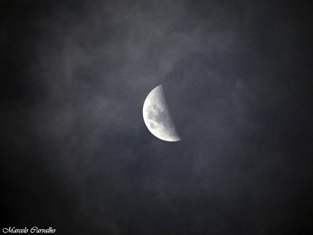 A meia lua e a nuvem