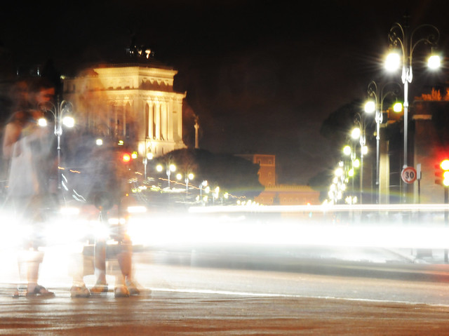 Roma: via dei fori imperiali con luci
