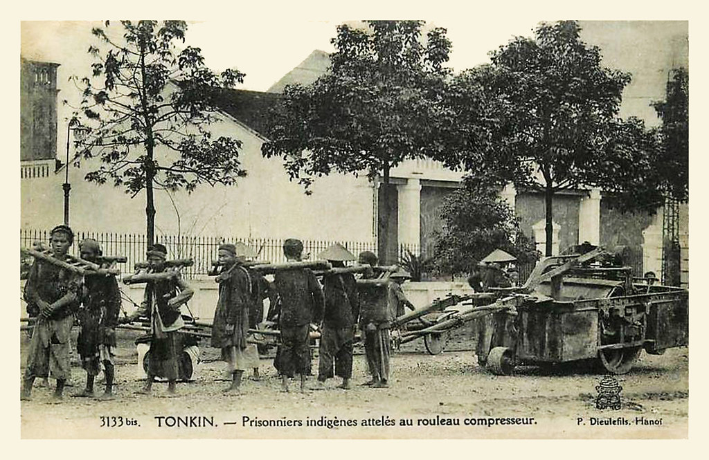 TONKIN - Prisonniers indigènes attelés au rouleau compresseur