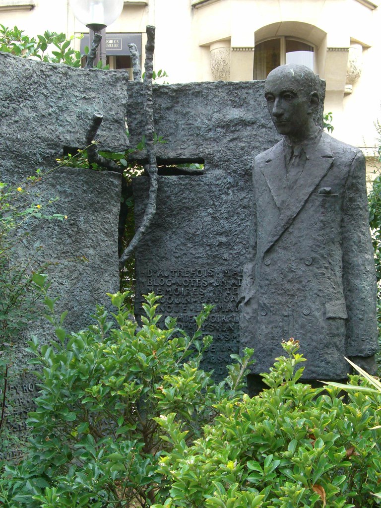 Paris VIe , Place Alphonse Deville – Statue de François Mauriac par Haim Kern (1990)