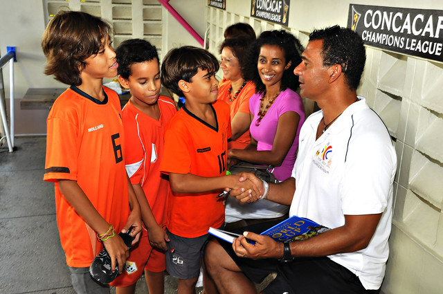Ruud Gullit and the children from Trinidad & Tobago