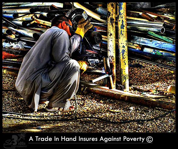 صناعة في اليد أمان من الفقر