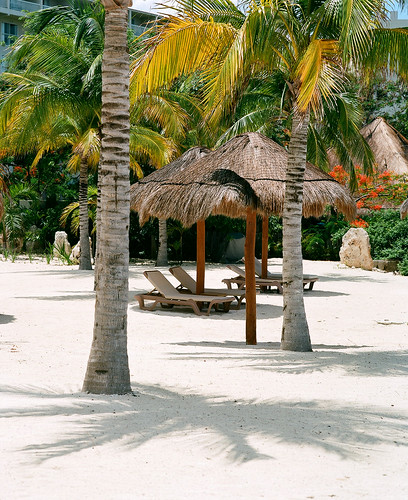 Pentax 6x7 and Pentax SMC 165mm f2.8 lens in Cancun Mexico | by kuronakko