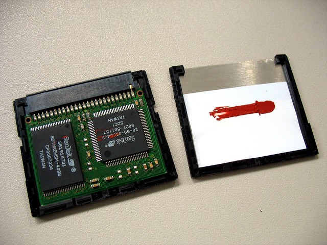 SanDisk Extreme III 1.0 GB opened with enclosure