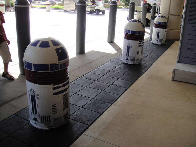 Star Wars Celebration V - R2-D2 pillars