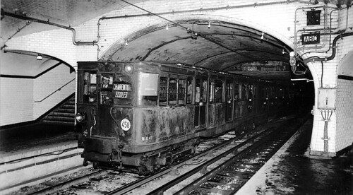 1940 Metro_de_Paris_-_Ligne_8_-_Rame_vers_Charenton_-_Ecoles