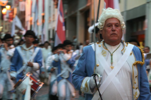 Desfile previo en la Calle Real