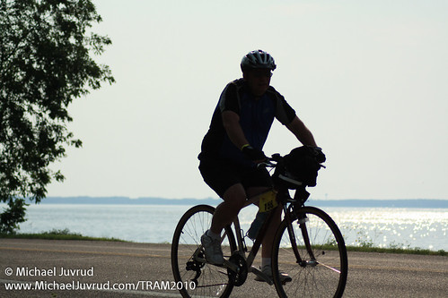 lake minnesota bike bicycle silhouette us tour unitedstates day4 thursday rider view2 2010 mstram ottertail 20100729 rider159