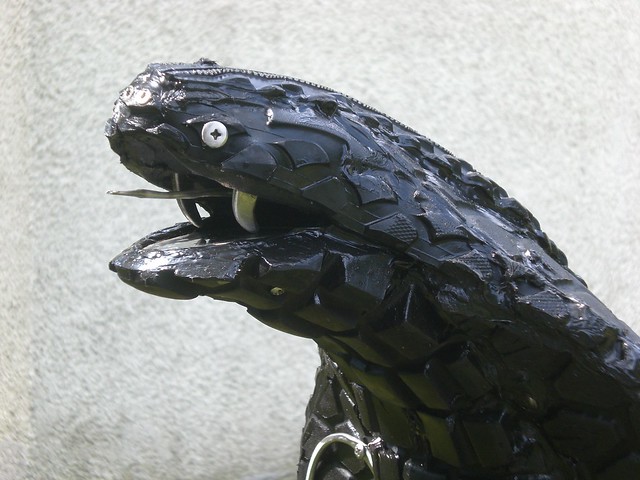 Detail Art Work spitting Cobra Tire Art