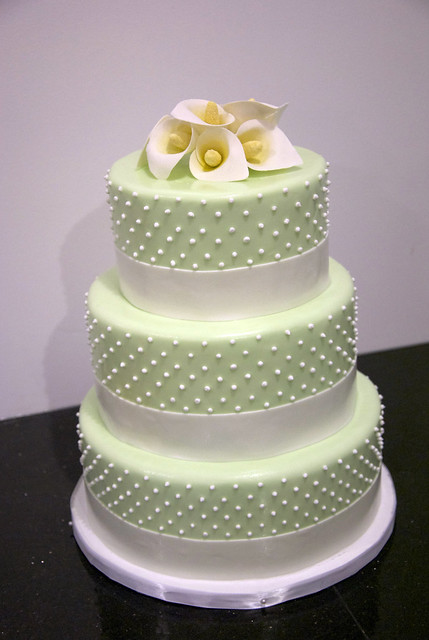 W9095 - calla lily / dotted wedding cake