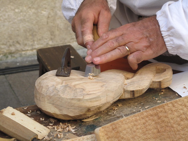 Le mani dell'artigiano del legno.
