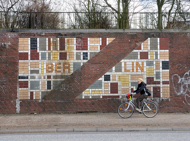 6537 Bilder aus Hamburg Stadtteil Borfelde Mosaik des geteilten Berlin an der Buergerweide, Radfahrerin.