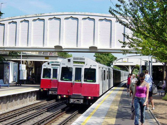 Kew Train Line Kew Gardens | District Line trains passing at Kew Gardens. S… | Flickr