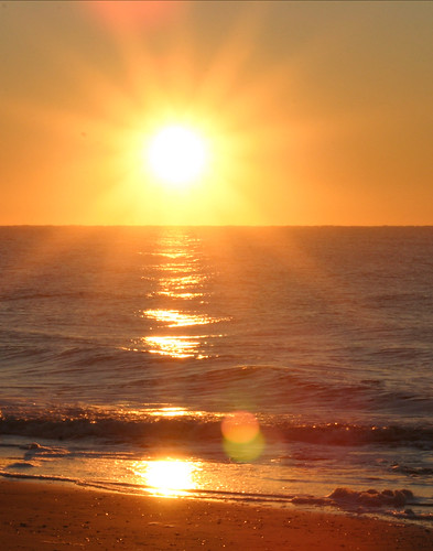 sunrise by gnuru, Sunrise over the ocean off of Ocean Isle, NC, Dec 27, 2005.
This image was used as a logo/home page 