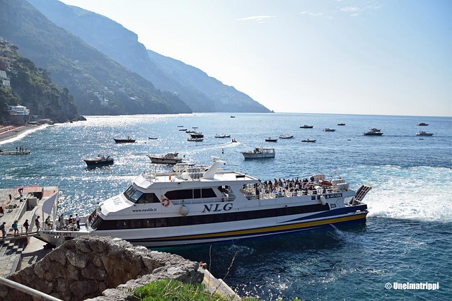 Vesibussi Positanossa valmiina viemään matkalaisia Caprille