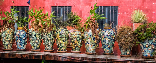 2016 guanajuato mexico nikon nikond750 nikonfx sanmigueldeallende tedmcgrath tedsphotos tedsphotosmexico sanmiguel cropped vignetting vases planters windows ledge