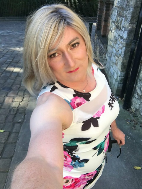 New floral dress ,a bit of morning sunshine,a walk out in the real world  and the world seems a nice place to be😘