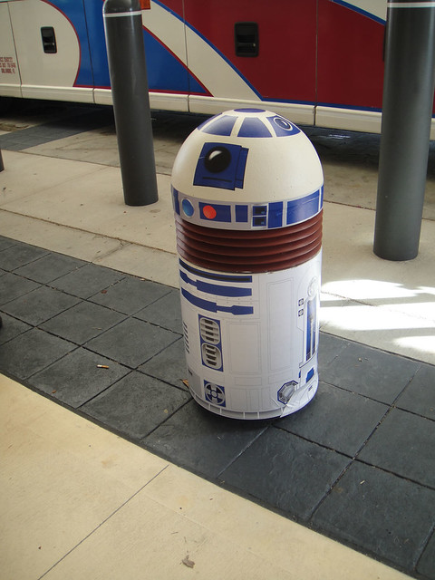 Star Wars Celebration V - R2-D2 pillar
