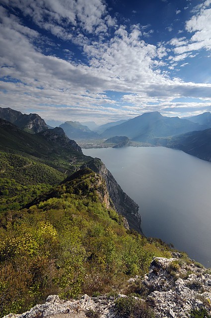 d1001207 | Blick von der Punta Larici (908 m) nordwärts auf den Gardasee. Am Nordende des Sees der sichelförmige Monte Brione (376 m), dahinter das Sarca-Tal und rechts der Monte Stivo (2059 m). Trentino / Gardasee, 20.05.2010