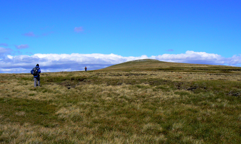 Approaching the summit of Tolmount