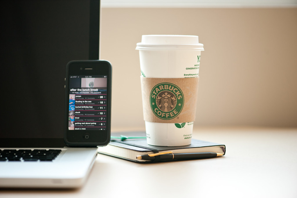 Apple cups. Тамблер Starbucks. Молескин Старбакс. Кофе в Старбакс ноутбуком. Кофе айфон в зеленом стиле.