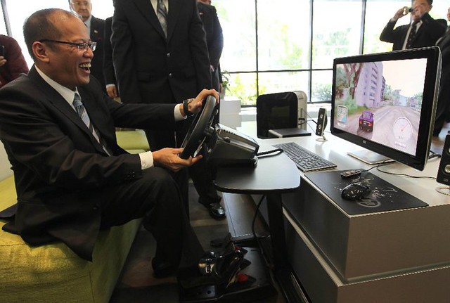 Aquino tries computer game | P-Noy tries a computer during t… | Flickr