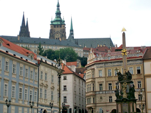 Praga, veduta dalla Malostranské námestí (piazza di Malá Strana) verso Hradčany (quartiere del Castello)