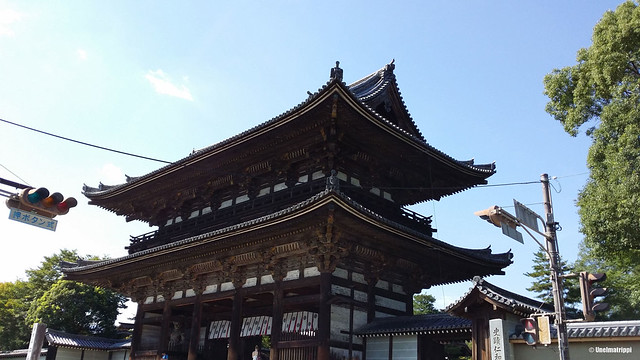 Kaunis rakennus Ninna-jin temppelin edustalla