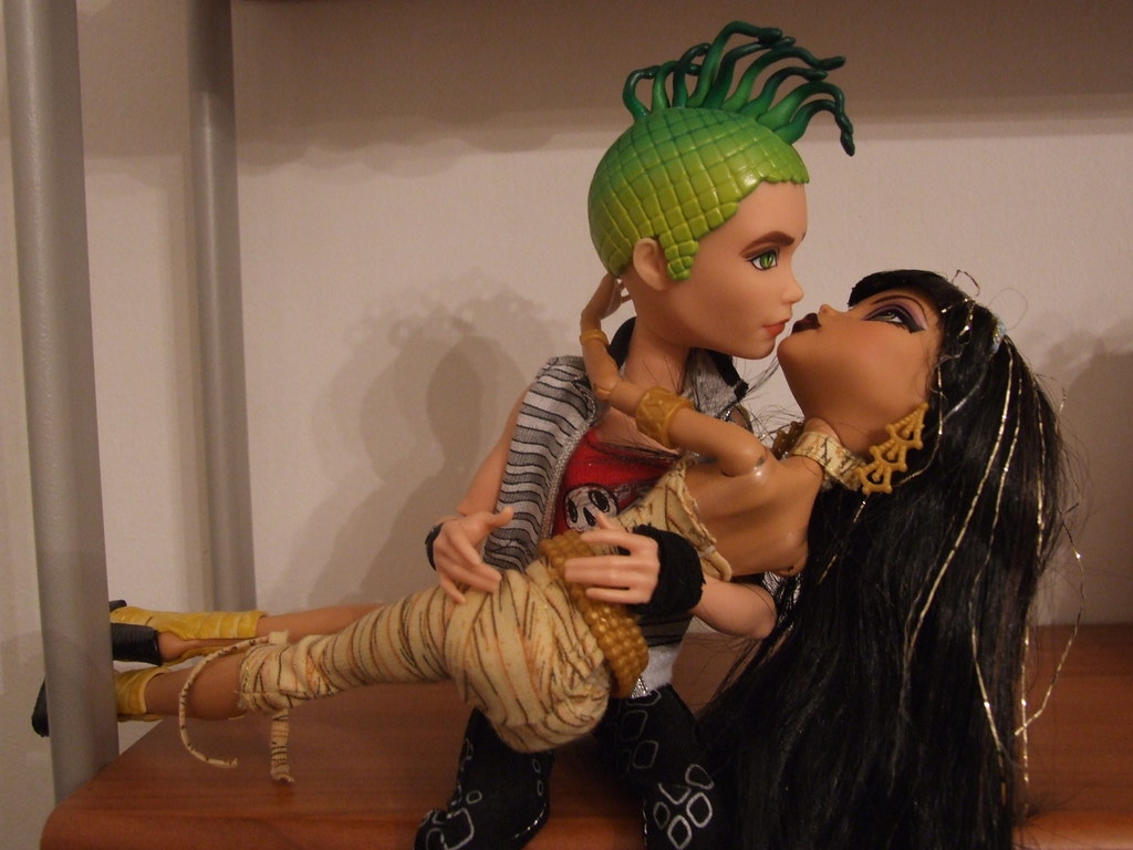 Cleo de nile and deuce gorgon kiss.