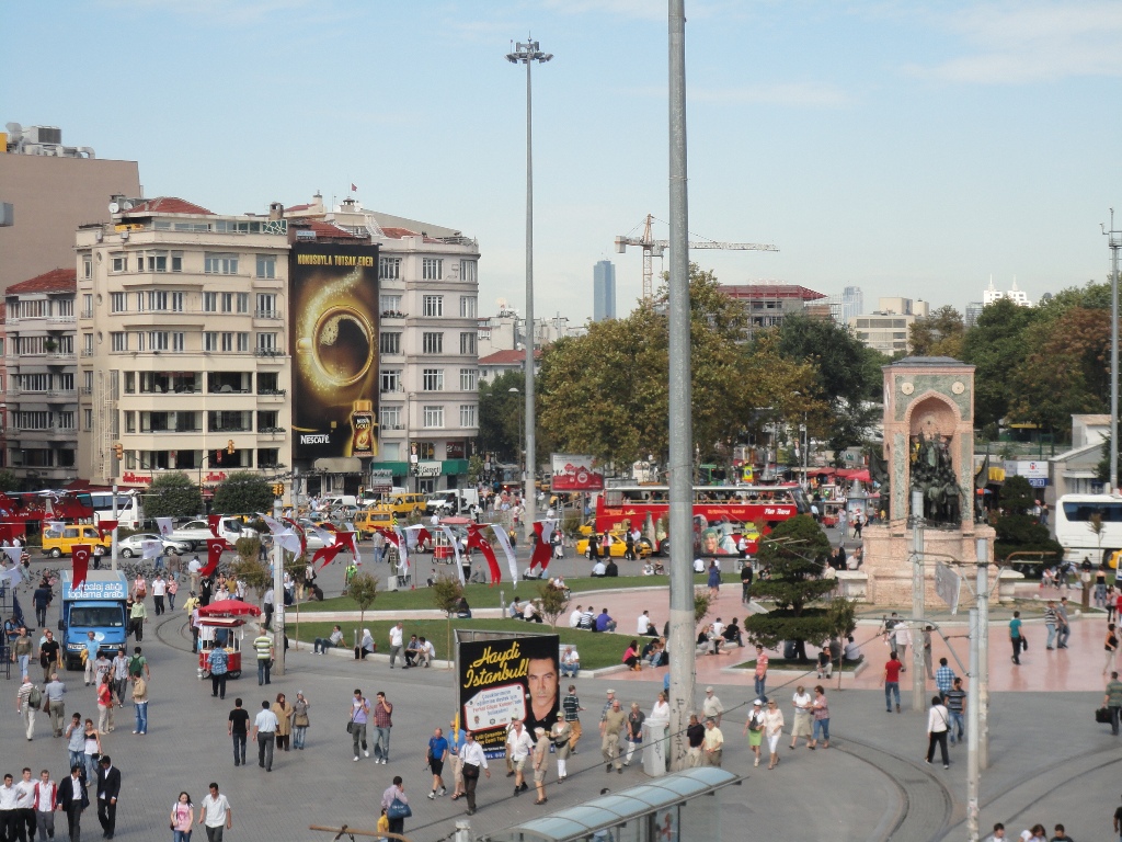 Таксим как добраться. Площадь Таксим в Стамбуле. Центральная площадь Стамбула Таксим. Площадь Аксарай. Таксим Мейдан.