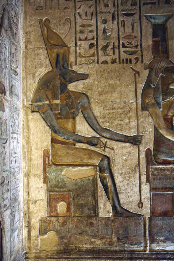 Templo de Hathor en Deir el Medina , Luxor : Sala derecha dedicada a Amon Ra Osiris .