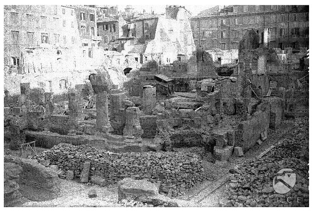 Rome - the Foro Argentina / Sacra di Largo Argentina: The archaeological excavations of the Sacra di Largo Argentina (17/07/1928). Archivo Storico LUCE (2010).