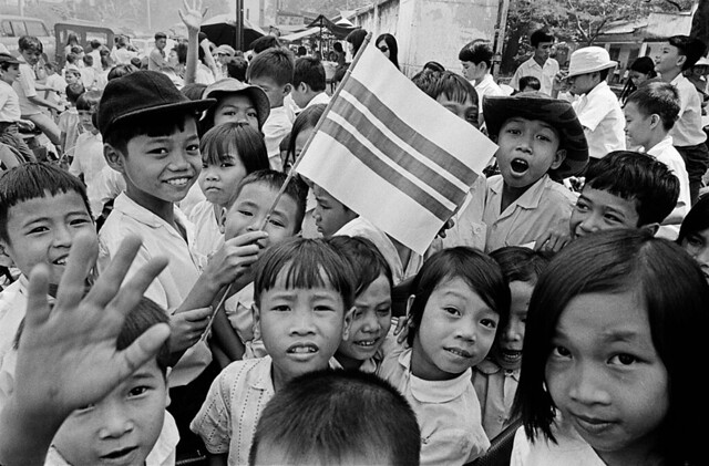Saigon 1972 - Photo by A. Abbas - Trẻ em với lá cờ Quốc gia