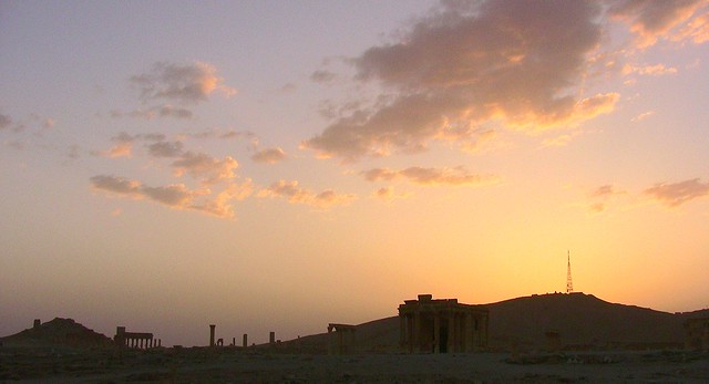 SYRIEN-Palmyra, Wölkchen am abendlichen Himmel über Palmyra