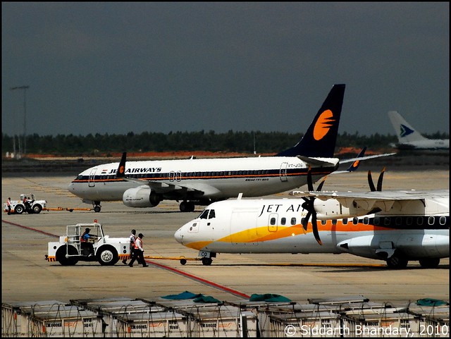 Parallel push backs of Jet Airways Aircraft