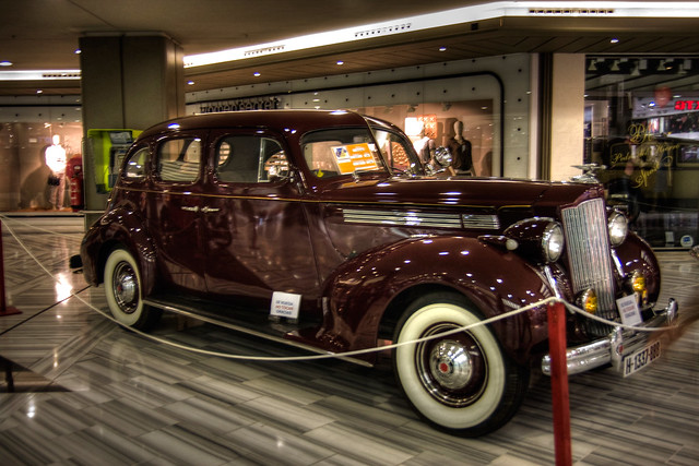 Exposición de automoviles clasicos y antiguos en el Centro Comercial de Las Arenas