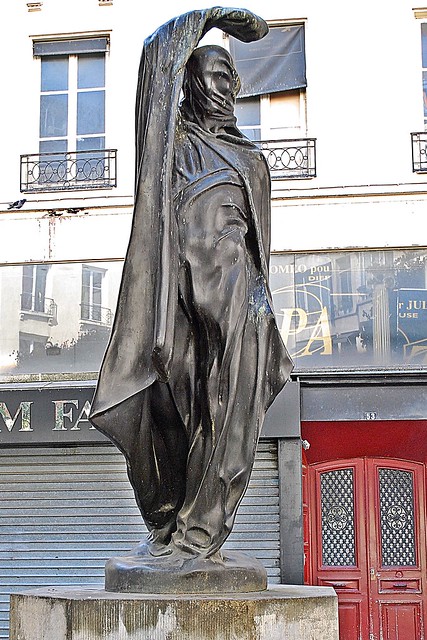 20 - 3 octobre 2010 Paris Place du Caire Statue L'homme au bras levé par Olivier Brice