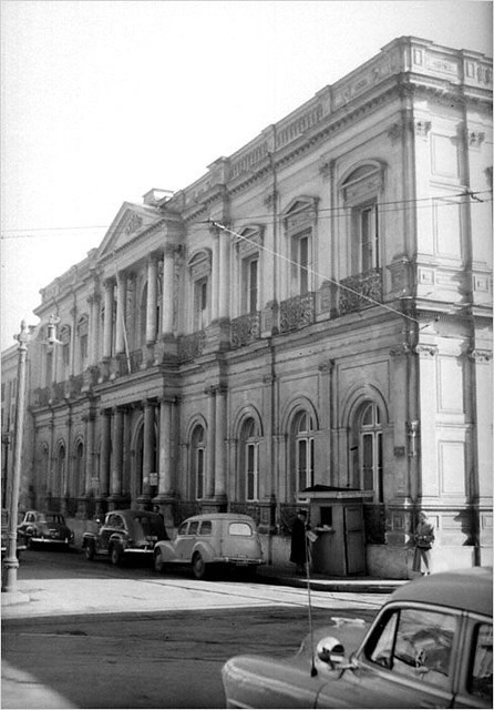 Huerfanos desde la esquina de San Martin, el Palacio Pereira.